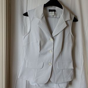 2pieces pinstripe pant suit Size 7 brand is call Snap white pinstripe